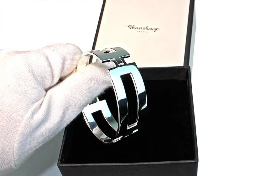 Precision measurement tools used in RJC certified jewelry quality assurance