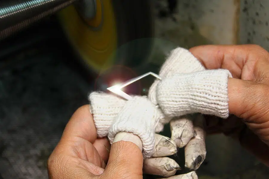 Hand polishing jewelry to achieve mirror-like finish